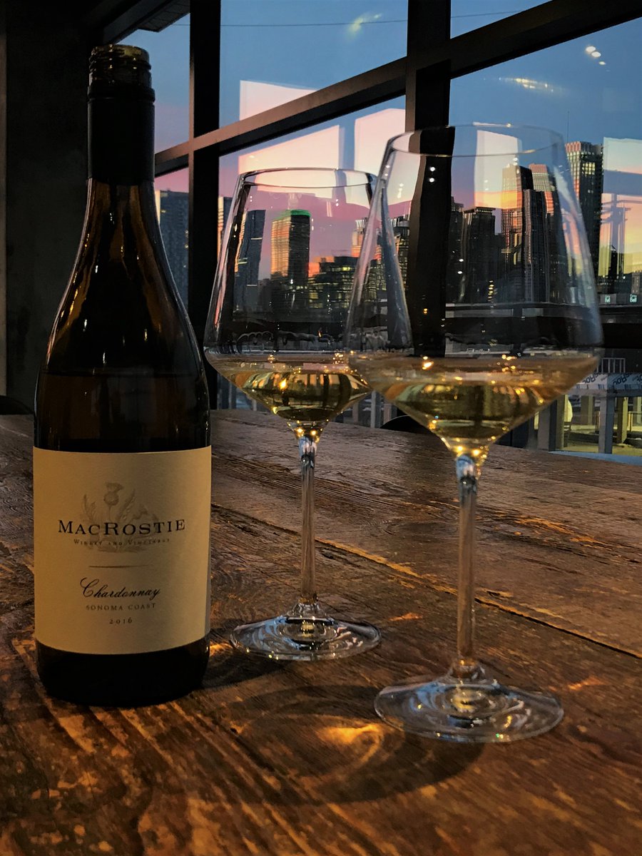 CSVS_QC's tweet image. Dégustez un verre de @MacRostieWinery Sonoma Coast 2016, un beau mélange de raisins provenant de vignobles uniques de climat frais. Les fruits parfumés se mêlent avec des notes de pain grillé, aussi que une acidité équilibrée, pour en faire un vin puissant &amp;amp; rafraîchissant.