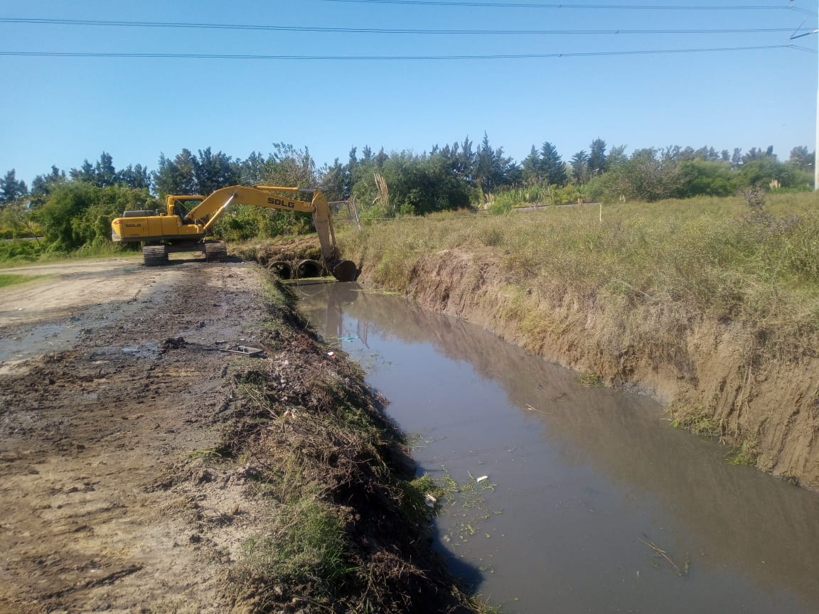 TigreSPublicos's tweet photo. SANEAMIENTO EN BENAVÍDEZ

Realizamos la limpieza del zanjón de las calles La Rioja, Beltrán y General Pacheco. Las tareas incluyen retiro se sedimentos, barro y basura, desmalezamiento y construcción del talud en una extensión de 2 kilómetros 
@BenavidezSur https://t.co/hLeAolv7fr