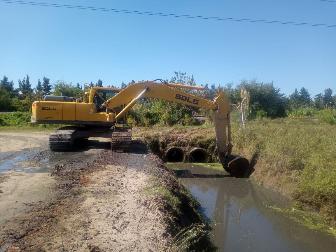 TigreSPublicos's tweet photo. SANEAMIENTO EN BENAVÍDEZ

Realizamos la limpieza del zanjón de las calles La Rioja, Beltrán y General Pacheco. Las tareas incluyen retiro se sedimentos, barro y basura, desmalezamiento y construcción del talud en una extensión de 2 kilómetros 
@BenavidezSur https://t.co/hLeAolv7fr