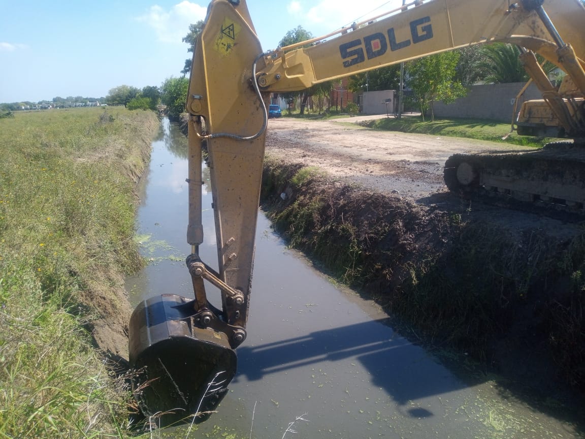 TigreSPublicos's tweet photo. SANEAMIENTO EN BENAVÍDEZ

Realizamos la limpieza del zanjón de las calles La Rioja, Beltrán y General Pacheco. Las tareas incluyen retiro se sedimentos, barro y basura, desmalezamiento y construcción del talud en una extensión de 2 kilómetros 
@BenavidezSur https://t.co/hLeAolv7fr