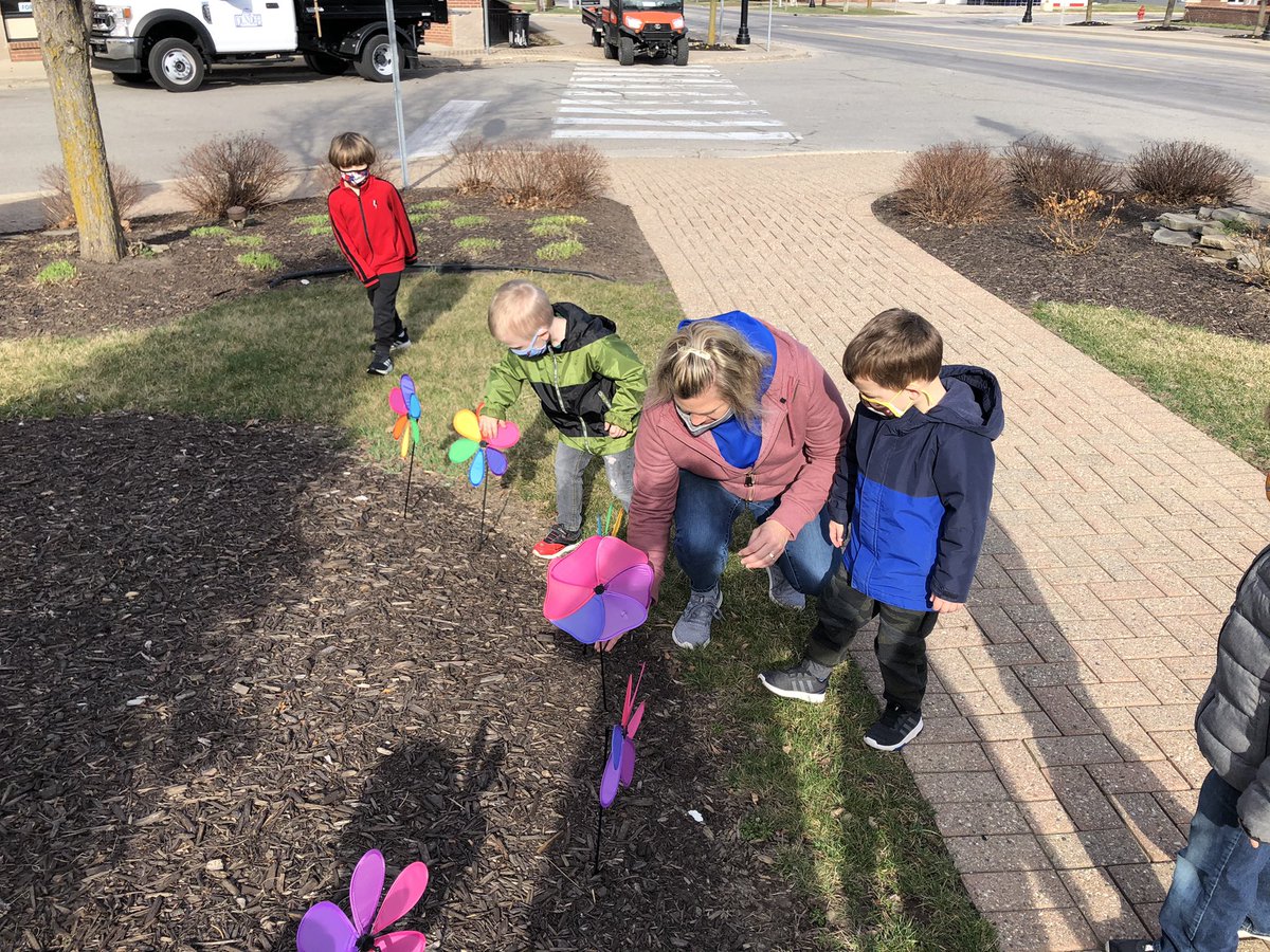 ManuszakEdward's tweet photo. Awesome to celebrate with Child Advocacy Network of Monroe County the Pinwheels for Prevention Campaign! TY DCS BoE President Thompson and Trustee McKenzie &amp; Village of Dundee officials for attending! #rowlikevikings #pinwheels4prevention #AASAEarlyEd @monroenews #LeadersMatter https://t.co/lLBDyN9QOC