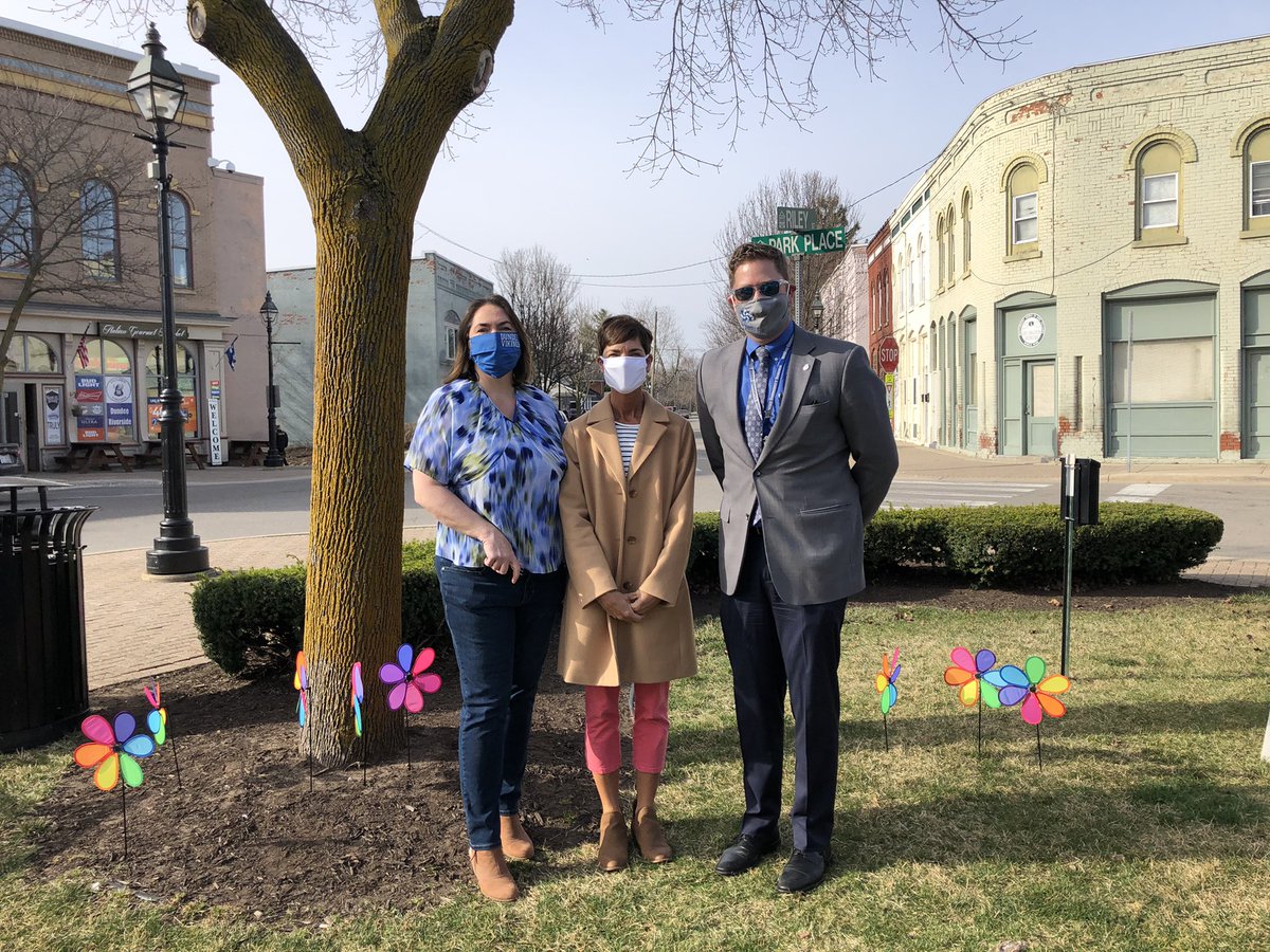 ManuszakEdward's tweet photo. Awesome to celebrate with Child Advocacy Network of Monroe County the Pinwheels for Prevention Campaign! TY DCS BoE President Thompson and Trustee McKenzie &amp; Village of Dundee officials for attending! #rowlikevikings #pinwheels4prevention #AASAEarlyEd @monroenews #LeadersMatter https://t.co/lLBDyN9QOC