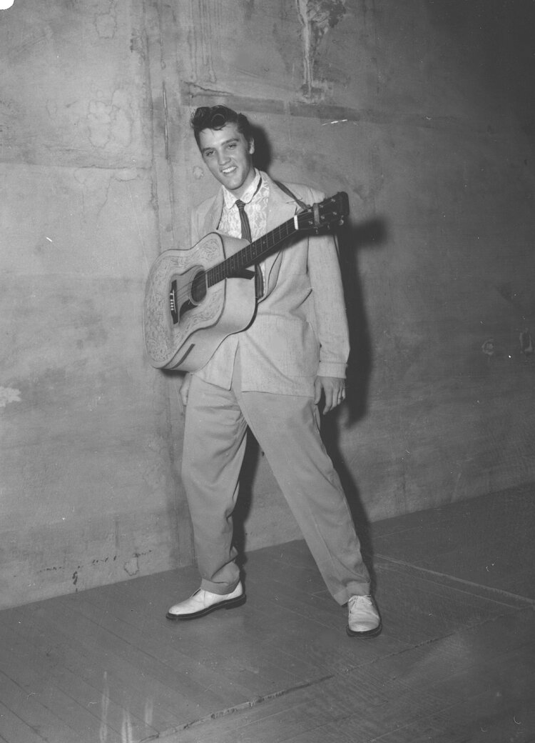 ElvisPresley's tweet photo. Elvis re-recorded “Blue Suede Shoes” for the soundtrack to “G.I. Blues,” this time in Stereo. 

#ElvisPresley #Anniversary #Album #Release #King #RockNRoll https://t.co/4rG01C0fQ7