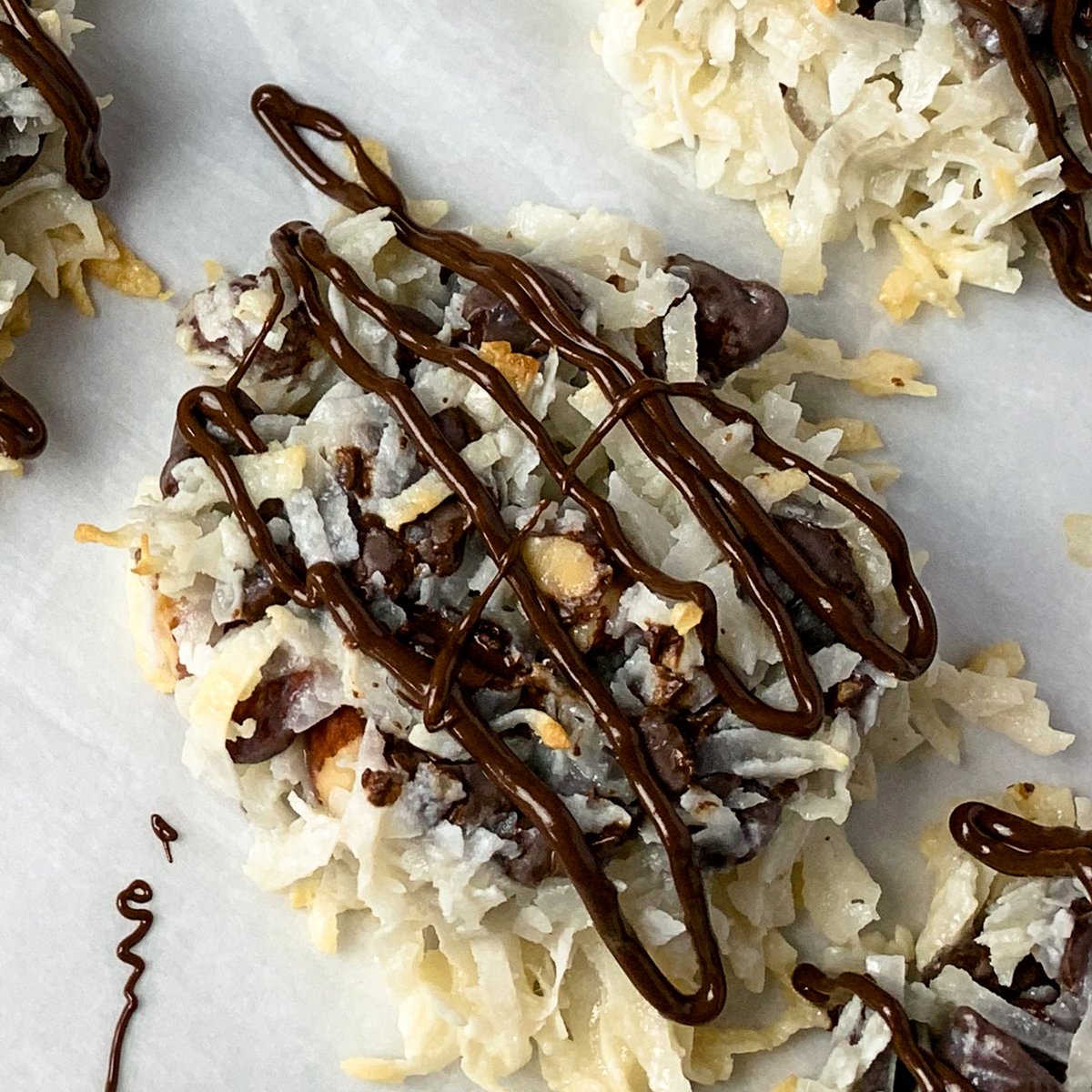 Modmealmakeover's tweet image. These delicious Almond Joy Cookies are just like the candy bar in a cookie form. So soft and chewy and packed with coconut, almonds, and chocolate. 
Print Recipe: modernmealmakeover.com/almond-joy-coo…  #modernmealmakeover #nomnom #cookies