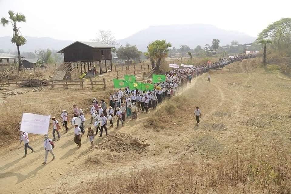 MiZarNi7's tweet photo. အင်တာနက်လိုင်းတွေမရလို့ ပုံတွေမတင်ရပေမယ့် နေ့တိုင်းထွက်ဆန္ဒပြကြတဲ့ ပုလဲမြို့နယ်က ပ��်မသပိတ်စစ်‌ကြောင်း 👏🏼👏🏼👏🏼👏🏼👏🏼

#WhatsHappiningInMyanmar
#MilitaryCoupInMyanma
Photo - CJ https://t.co/C4fODjQlBK