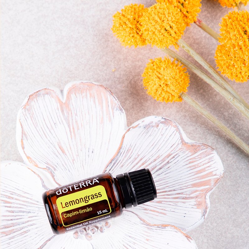 Com aroma cítrico e herbáceo, o óleo essencial dōTERRA® Brasil Lemongrass é purificante e tonificante para a pele, ideal para ser usado em massoterapia.