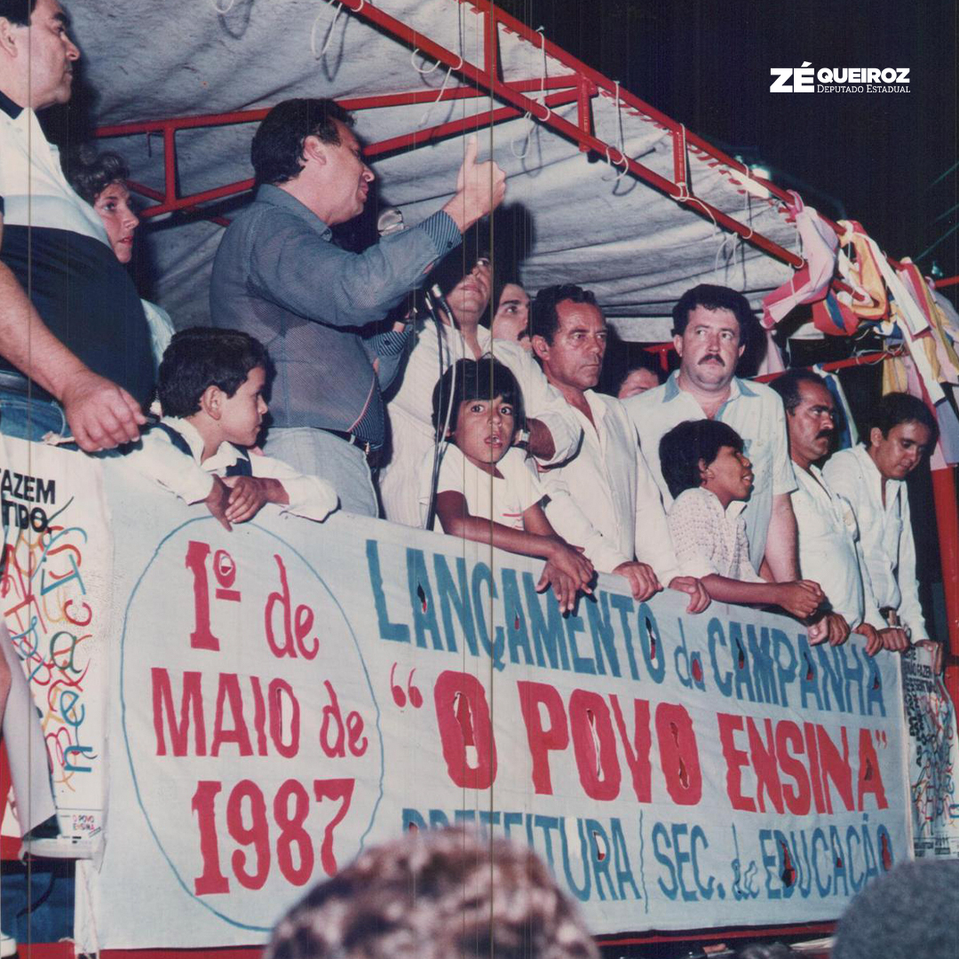 zequeiroz_PE's tweet photo. Esse #tbt aqui é de respeito, viu? O ano era 1987 e eu estava lançando a campanha O POVO ENSINA.  Incluir as ideias da população e agregar ao conhecimento sempre foi um norte dos meus mandatos. Não existe educação sem participação popular. O povo ensina e ensina muito. https://t.co/6BleZnGKvp