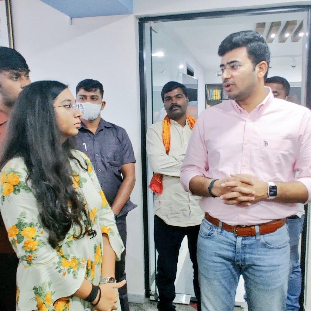 athale_madhura's tweet photo. #NewProfilePic
Still cannot get over the first month of this year, when i interned at the @Offtejasvisurya 
A snap during a small discussion with @Tejasvi_Surya Sir
#BengaluruSouthMPOffice #tejasvisurya #missingthisplace #BengaluruCallMeBack 
Jai Maa Bharati 🇮🇳 https://t.co/jB0uplcT3a