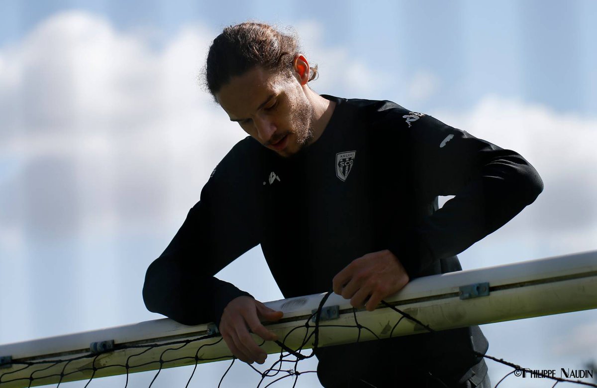 VentsdAngersSCO's tweet photo. Quand tu dois réparer les filets cassés à cause de tous les buts que t'as laissé passer https://t.co/Lo1Z8dt3Mj