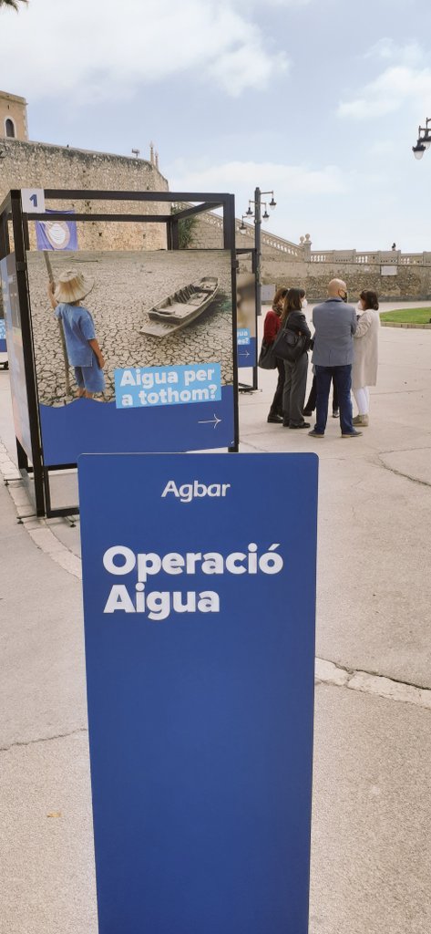 ramonmtez's tweet photo. Aquest matí a #Sitges a l'#OperacióAigua 
💧Quanta #aigua consumin?
💧Quantes persones no tenen accés a aigua potable al món?
💧Com afecten les nostres accions al #Mediambient
💧Que podem fer?

Visita l'exposició d'#Agbar i descobreix tot això i més 👍🏼 https://t.co/L0MFSLy1zu