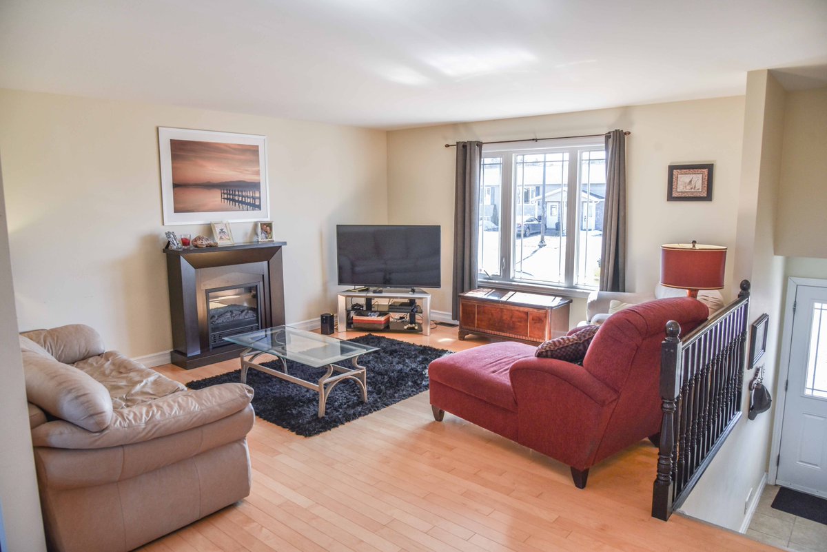 BugMeAnytime's tweet image. 32 Renfrew St. is my NEW LISTING 😍 Great townhome in Limestone subdivision! 🏘️ This end-unit house features a spacious living room on the main level with an open concept kitchen and dining area.✅Contact me today for a showing! 📲 613-639-8045
#jettsells #newlisitng