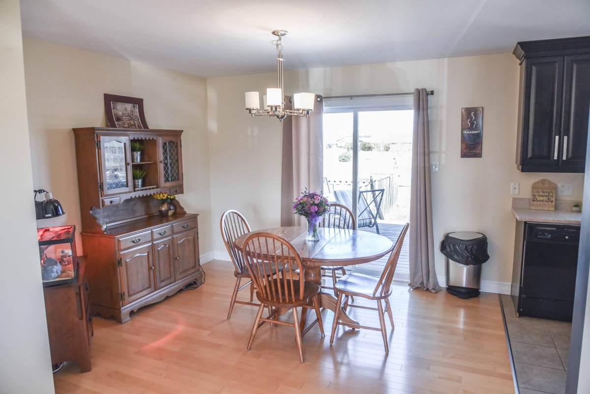 BugMeAnytime's tweet image. 32 Renfrew St. is my NEW LISTING 😍 Great townhome in Limestone subdivision! 🏘️ This end-unit house features a spacious living room on the main level with an open concept kitchen and dining area.✅Contact me today for a showing! 📲 613-639-8045
#jettsells #newlisitng