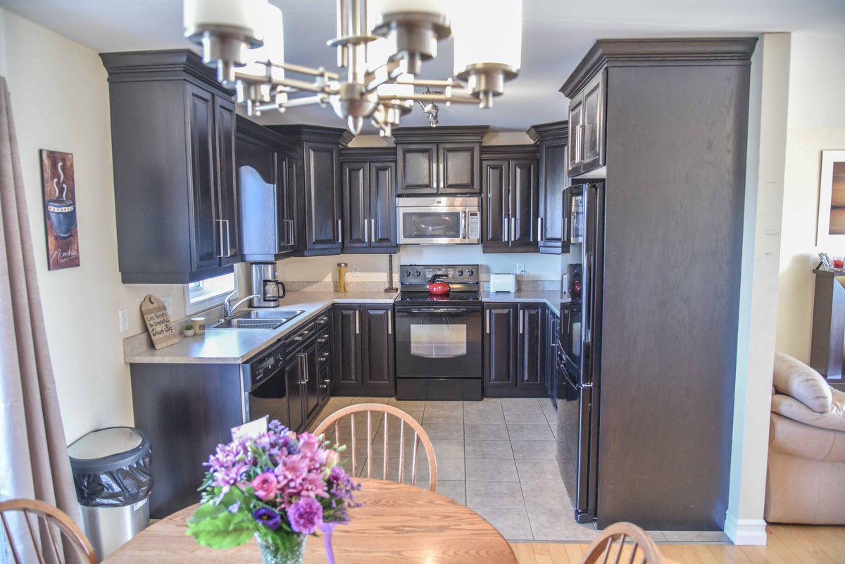 BugMeAnytime's tweet image. 32 Renfrew St. is my NEW LISTING 😍 Great townhome in Limestone subdivision! 🏘️ This end-unit house features a spacious living room on the main level with an open concept kitchen and dining area.✅Contact me today for a showing! 📲 613-639-8045
#jettsells #newlisitng