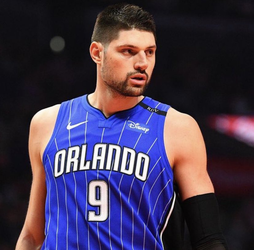 AdriMercaderNBA's tweet photo. OJO: Nikola Vucevic, NUEVO jugador de Chicago Bulls. Se marcha a los Bulls en un traspaso donde llegan Wendel Carter Jr, Otto Porter y 2 primeras rondas del Draft. Informa @wojespn. https://t.co/QFHQxf2IdX