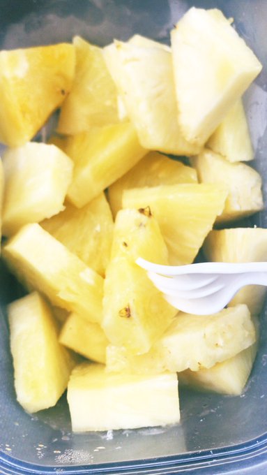 Fresh juicy pineapples 🍍 for breakfast. 😋 https://t.co/Y73Wj7F3EP<a href="/tag/dirtymirrorpic"class="tags"><span>#dirtymirrorpic</span></a>