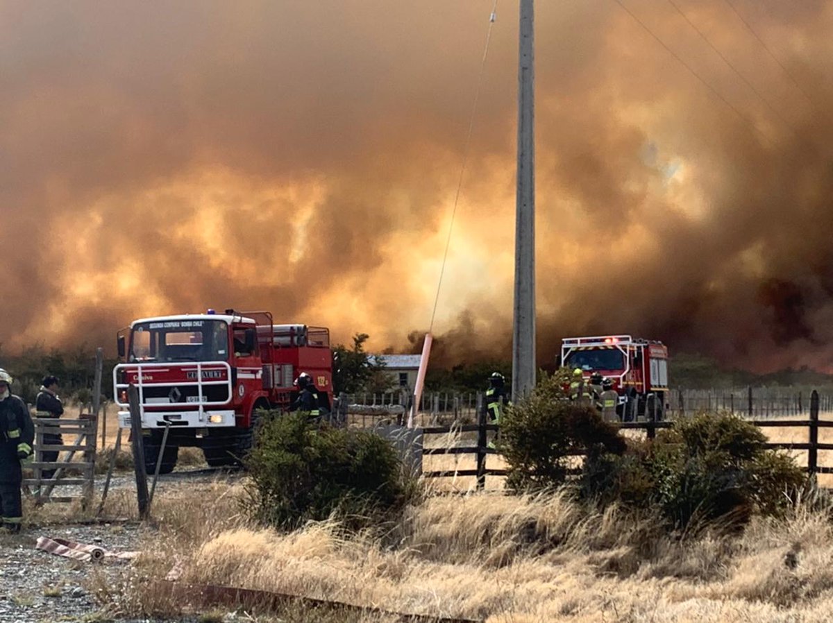 nez_jes's tweet photo. Incendio con fuertes vientos en regimiento de puerto natales @incendios_CONAF @Ejercito_Chile 
#puertonatales #cuarentena #110AnosDeLaU #contigChV https://t.co/uqfKrJV4Ob