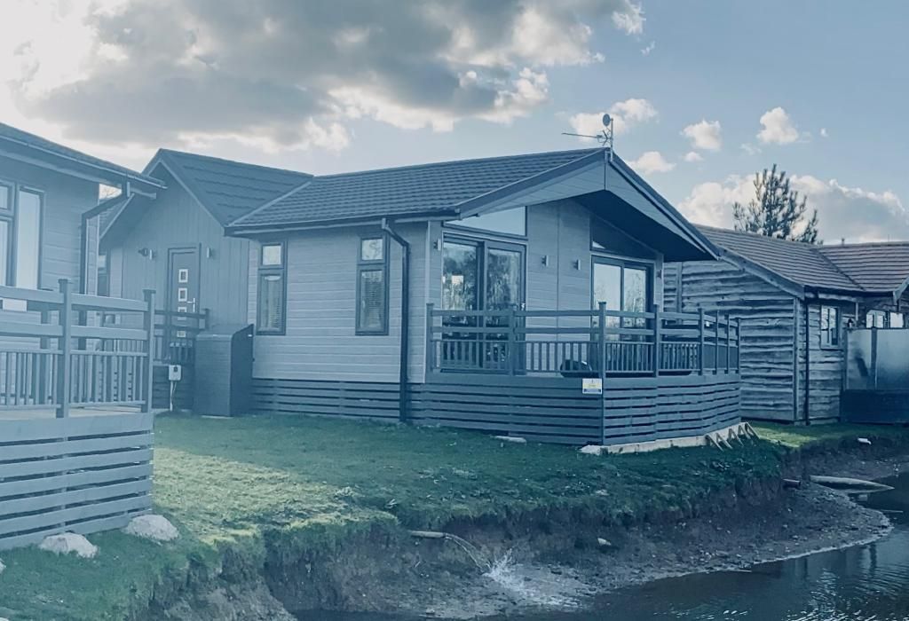 Willow_LakesLP's tweet image. Our three-bedroom lakeside show lodge is nearly completed. Viewings will be available by appointment only from the 12th of April 2021. Prices start from £185,000.