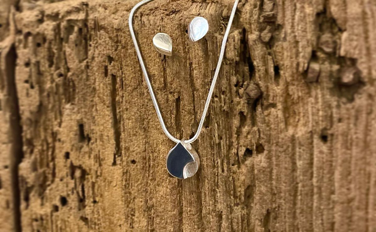 Why not accessorise with some nature! Our Fig pendant and Petal earrings are a simple and elegant touch for those spring walks 

#pendant #beautiful #silver #gift #present #bespoke #unique #stalbans #shoplocal #supportsmallbusiness #christmaspresents #jewellery