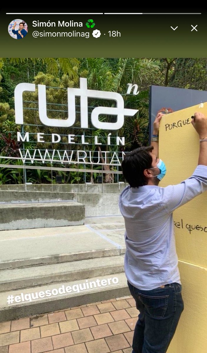 CTC_col's tweet photo. Simon Molina tiene al lado de su apellido ♻️ el símbolo de economía circular y cuidado del Medio ambiente. En la foto aparece firmando un queso gigante de icopor  que no se va a biodegradar jamás. Cuanta falta hace la coherencia en la política ¡Plop! https://t.co/MvuMphRnDh