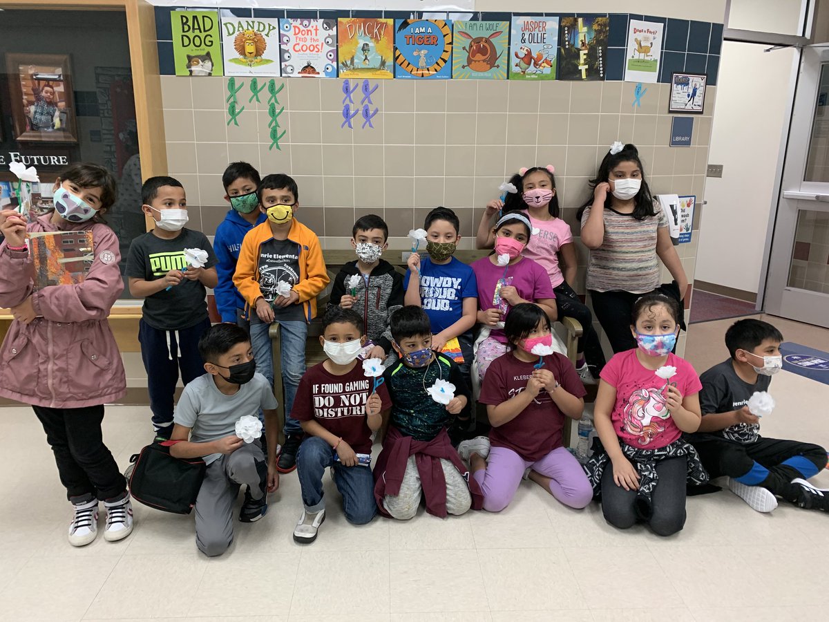 henrielibrary's tweet photo. 1st &amp; 2nd grade making their before dandilion and after dandilions. @henriehawks @AmeDyckman https://t.co/VXEEEogj36