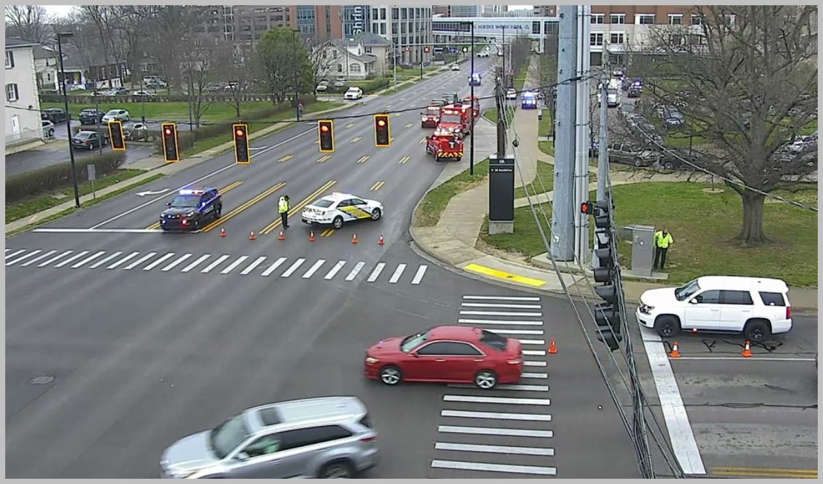 lexwrecks's tweet photo. S Limestone between Cooper Dr and Conn Ter -
The roadway is shutdown in both directions until further notice due to a Police incident. https://t.co/tAoIcRxH8O