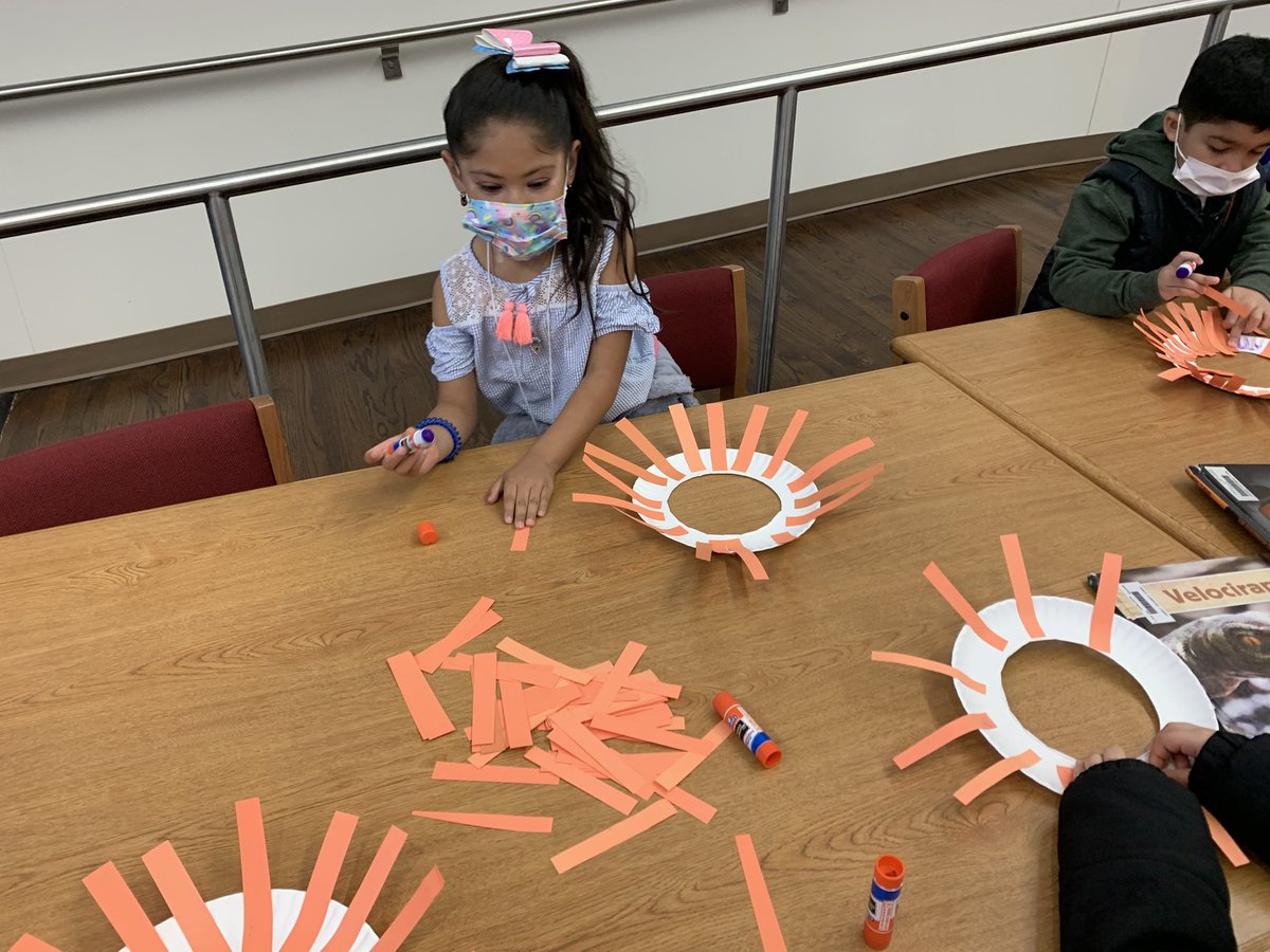 henrielibrary's tweet photo. Kinder enjoying becoming their own "Dandy" lion. #henriehawks @henriehawks @AmeDyckman https://t.co/gldvuxSqmE