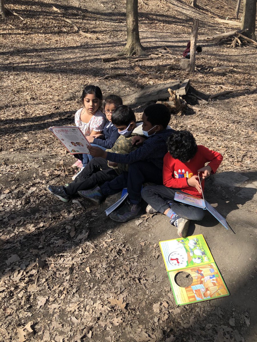Literacy time!! Who says we can’t teach outside? ⁦<a href="/ThornwoodPS/">ThornwoodPS</a>⁩ ⁦<a href="/PeelSchools/">Peel District School Board</a>⁩