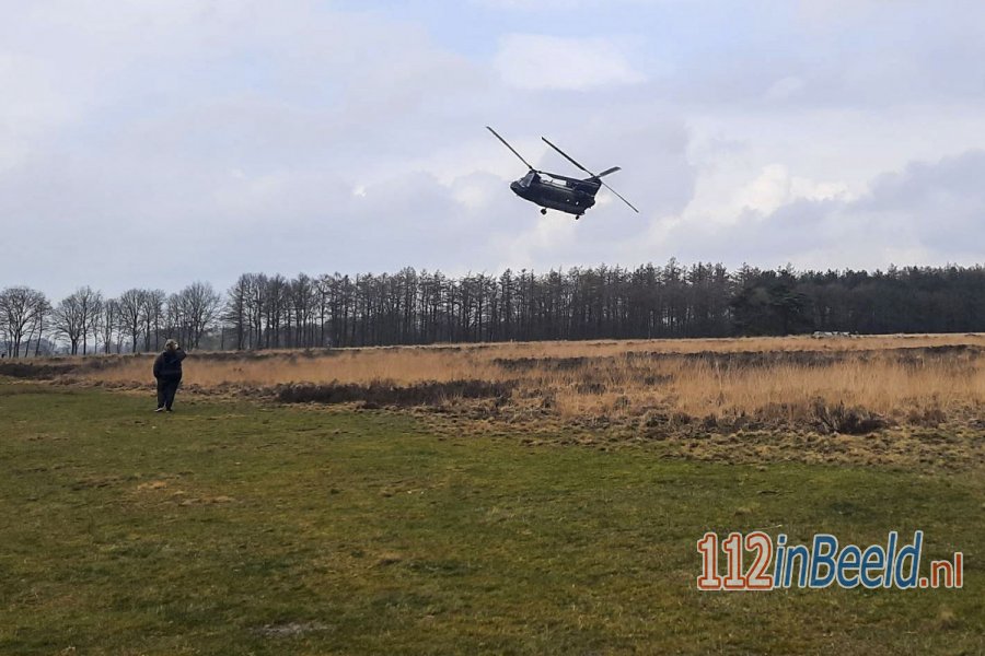 Chinook helikopter weer terug naar vliegbasis Gilze-Rijen na noodlanding in #Wapserveen. 112 in Beeld.
