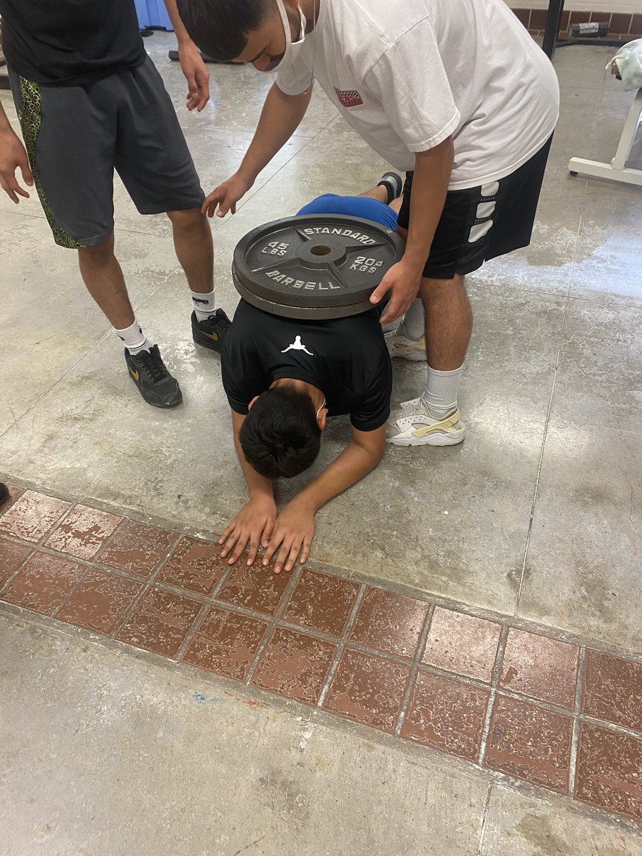 Coach_Alvarado's tweet photo. Some core work from today... also included some pause front squats. Not a single sit-up was done for our core day! @NSHSAthTraining @SteerFootball15 @NS_CoachG #futuresteers #yearlingstosteers https://t.co/0n2AdHaq6x
