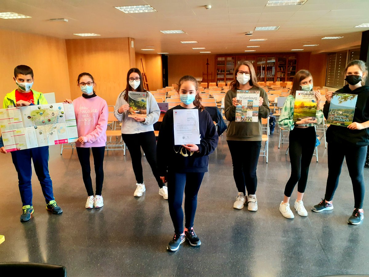 antogalia's tweet photo. Émus de joie, nos élèves de l'@IESPerillan (@educajccm)  ont reçu les super réponses de @VilledAles et de #Climbach. Eux et leurs collègues de classe veulent bien remercier la gentillesse des mairies. Le projet épistolaire @france_espagne est déjà une belle réalité. 🇫🇷💌🇪🇸😍 https://t.co/c4Pr3fZ7MK