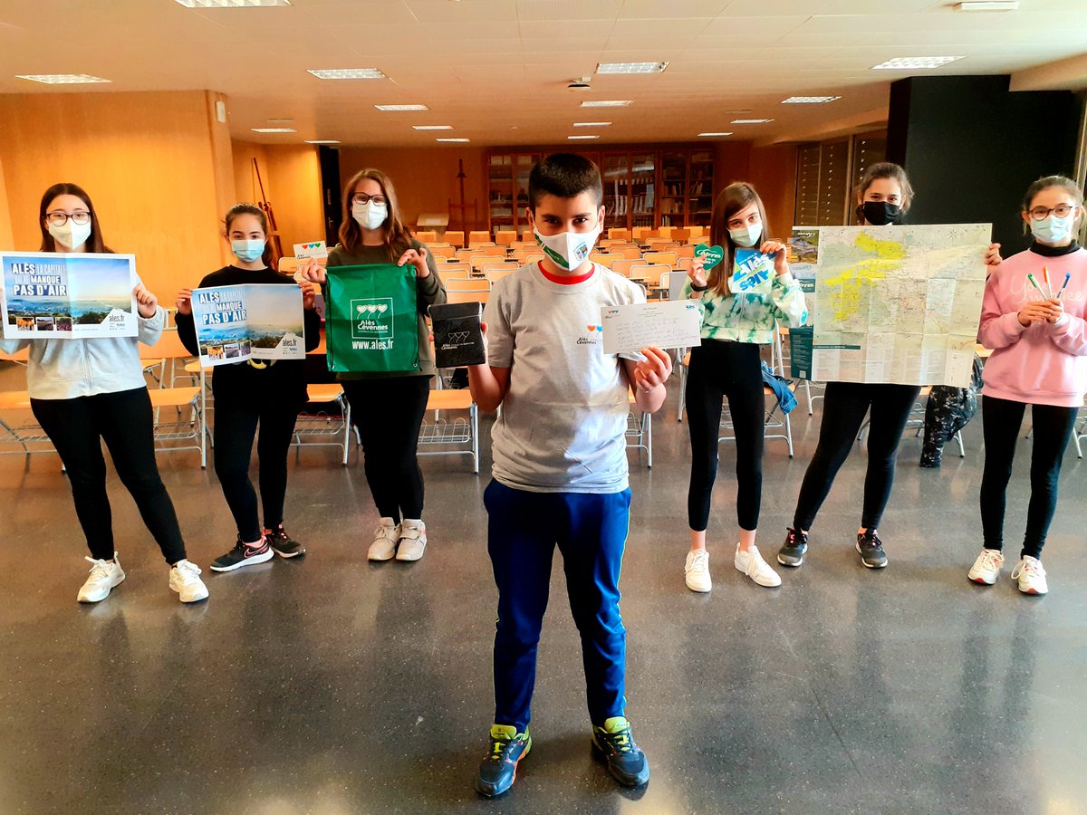 antogalia's tweet photo. Émus de joie, nos élèves de l'@IESPerillan (@educajccm)  ont reçu les super réponses de @VilledAles et de #Climbach. Eux et leurs collègues de classe veulent bien remercier la gentillesse des mairies. Le projet épistolaire @france_espagne est déjà une belle réalité. 🇫🇷💌🇪🇸😍 https://t.co/c4Pr3fZ7MK