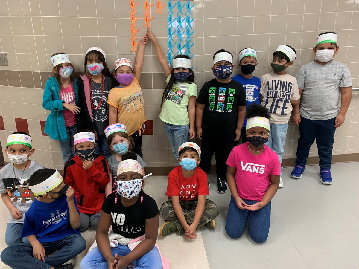 henrielibrary's tweet photo. 1st grade created their own 'daisy chains' to celebrate having a great day reading Rita &amp; Ralph's Rotten Day. @peteoswaldart #carmenagradeedy @henriehawks https://t.co/6G7JwLMOZy
