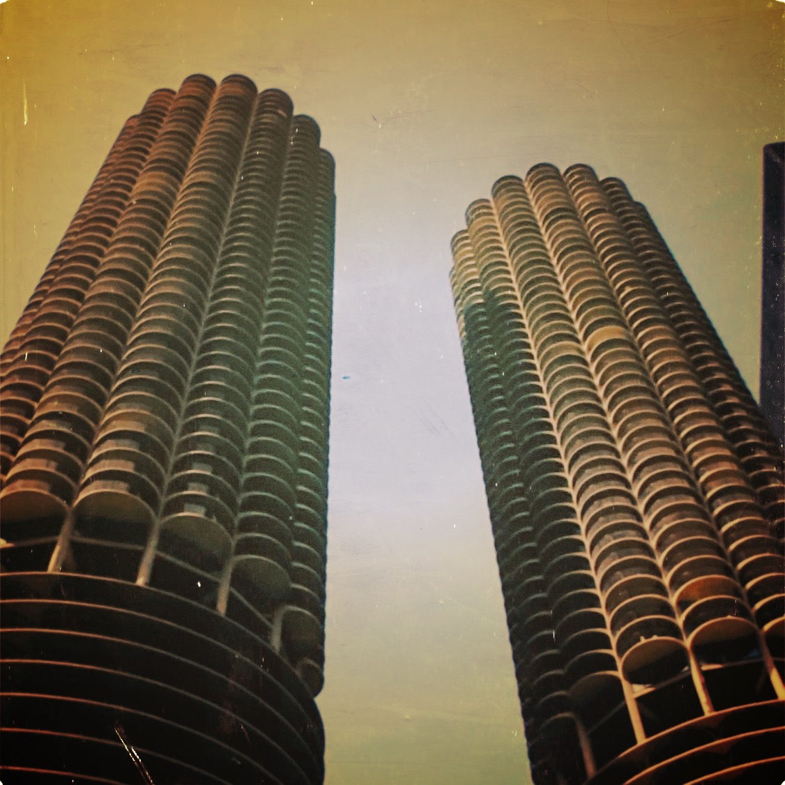 JamrozPhoto's tweet photo. want some #cornonthecobb no really those are #marinatowers but they look good enough to eat! Famous #architecture #architecturaldesign #architecturephotography #streetphotography #chicagophotographer #loop @ChiLoopAlliance @CFLCruises taken from the #rivercruise #midewest https://t.co/GaZGRNr9Sw