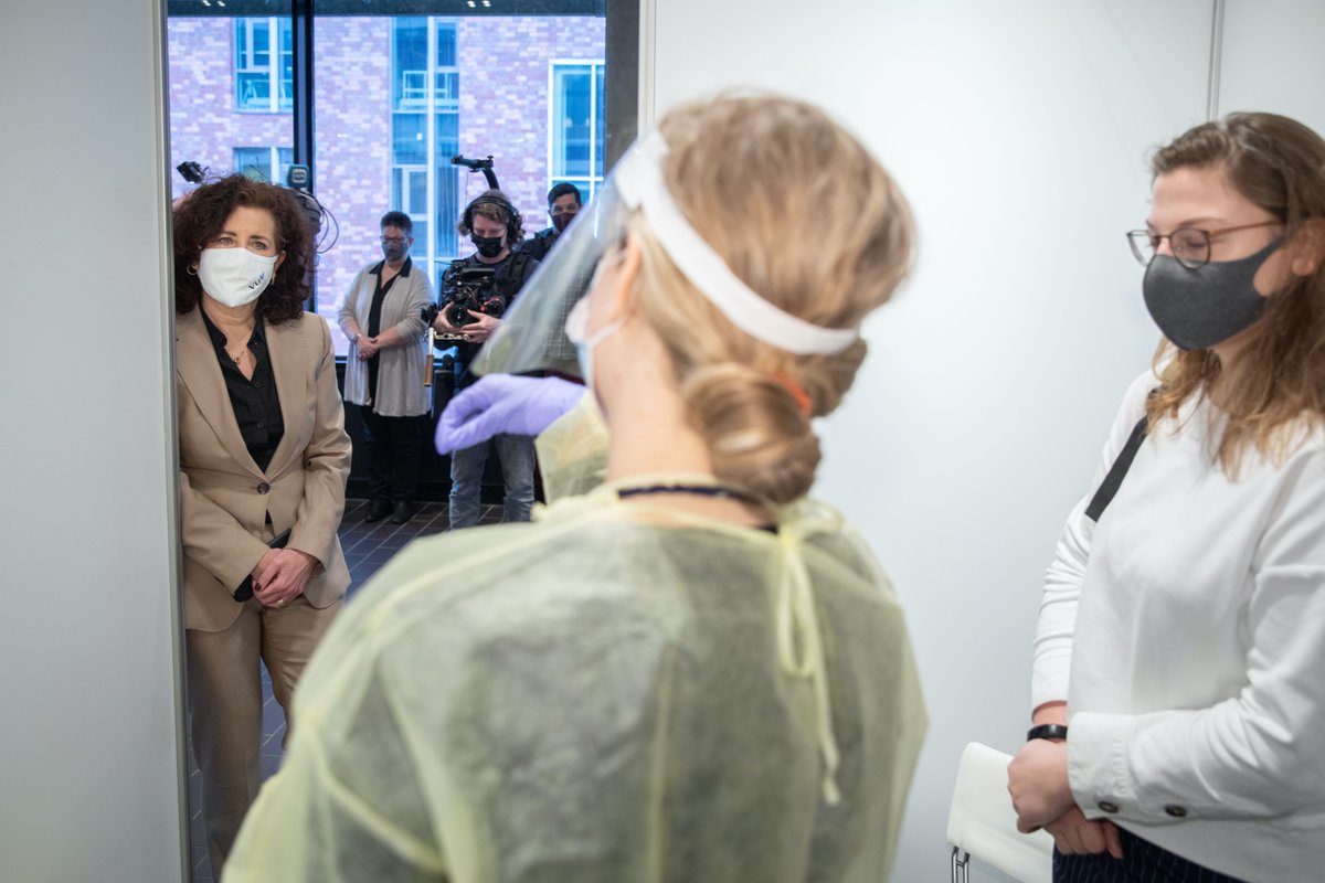 VUamsterdam's tweet photo. Vandaag opende minister Ingrid van Engelshoven @ivanengelshoven de coronateststraat op de VU. Met deze pilot wil de VU kijken of sneltesten kunnen bijdragen aan meer fysiek onderwijs op de campus. Meer informatie over de pilot is hier te vinden: https://t.co/LehwYlSwIf @MinOCW https://t.co/U8up5NojS1