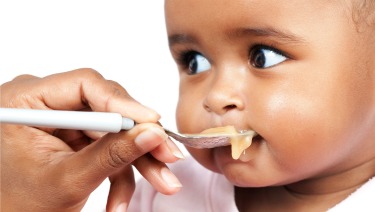 Las recientes noticias sobre metales pesados en los alimentos para bebés pueden dejar a los padres preocupados y con muchas preguntas. Aquí ofrecemos alguna información sobre el riesgo de exposición de los niños, y cómo ayudar a reducirlo. ow.ly/dOoO30rzZt4