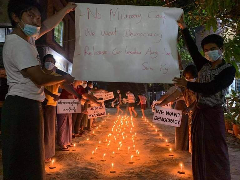 Byun_Sori6104's tweet photo. Mandalay , ChanMyaThaZi's Night Strike with candle vigil🕯️🕯️🕯️

#WhatsHappeningInMyanmar
#Mar25Coup https://t.co/YOzllUtTLk