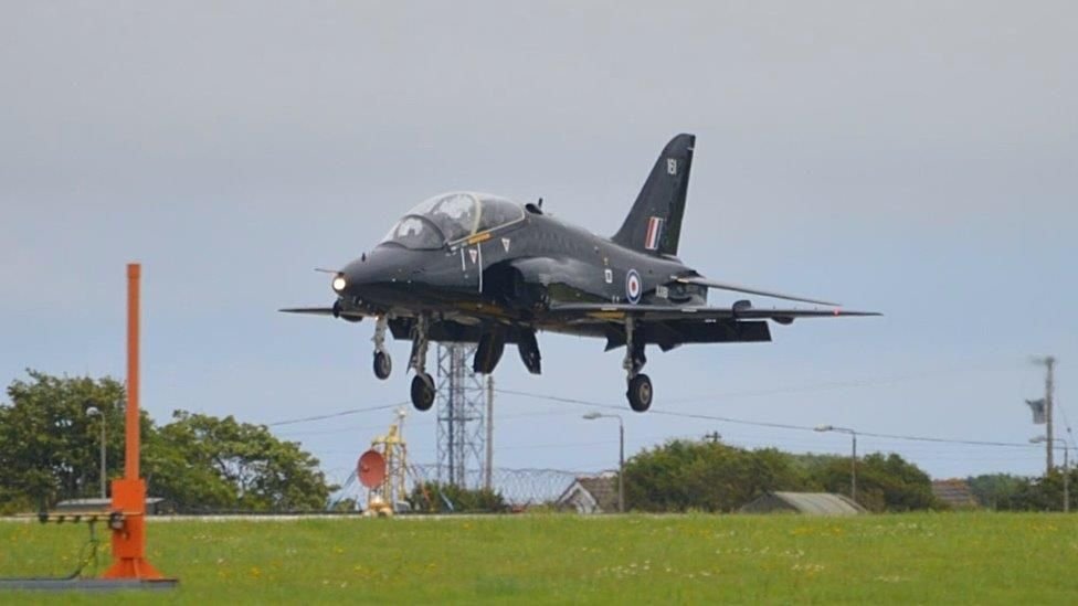 IanYorston's tweet image. Bad day in the office?

A Royal Navy Hawk T1 jet has crashed in woodland in Cornwall. Two pilots ejected from the aircraft which is from the 736 Naval Air Squadron based at RNAS Culdrose

#FastJets 

HT Martin-Baker, @MB_EjectEject

bbc.co.uk/news/uk-englan…