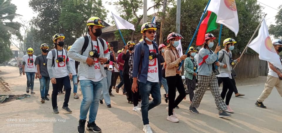 Myanmar_Now_Eng's tweet photo. Anti-coup rally today (Mar 25) in Tamu in Sagaing which is near the border with India  #WhatsHappeningInMyanmar https://t.co/pLx2X6vCku