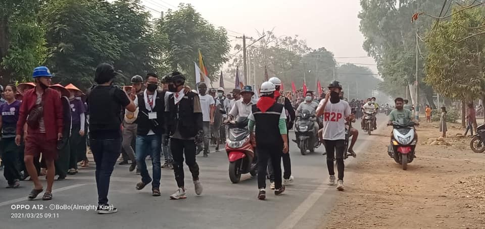 Myanmar_Now_Eng's tweet photo. Anti-coup rally today (Mar 25) in Tamu in Sagaing which is near the border with India  #WhatsHappeningInMyanmar https://t.co/pLx2X6vCku