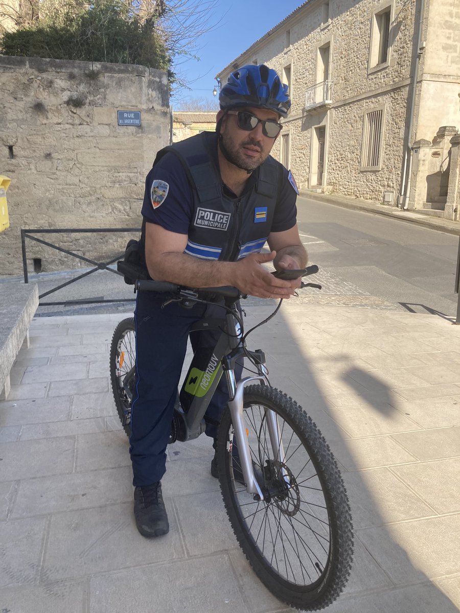 VilleCastries's tweet photo. A bicyclette... 🚲 🎶 Désormais la Police Municipale de #Castries patrouille sur de superbes VTT électriques qui renforcent la #proximité avec les Castriotes et permettent d’accéder où la voiture ne le permet pas parfois. #ServicePublic https://t.co/8n6M8X6MvI