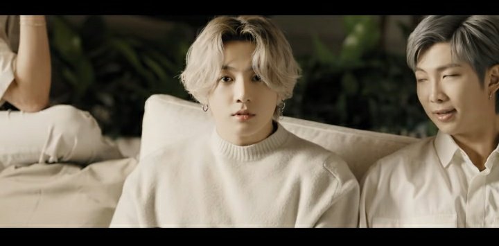 jungkookah_7's tweet photo. SOOO BEAUTIFUL 😵😵🥺🥺😭🔥🔥🔥🔥

#JUNGKOOK #JK #ProdJk #Filmout #BTSTHEBEST #BTS #방탄소년단 #BTSARMY @BTS_twt https://t.co/EoH7yUy2Bt
