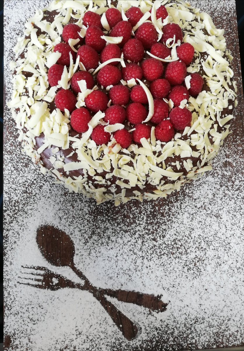 GF Birthday cake for the twins in Newton Class. Chocolate cake, vanilla butter cream, milk chocolate ganache, raspberries and white chocolate shavings... delicious 😋 <a href="/NBH_WestHamp/">NBH Nursery & Pre-Prep West Hampstead</a> <a href="/ThomasFranksLtd/">Thomas Franks Ltd</a>