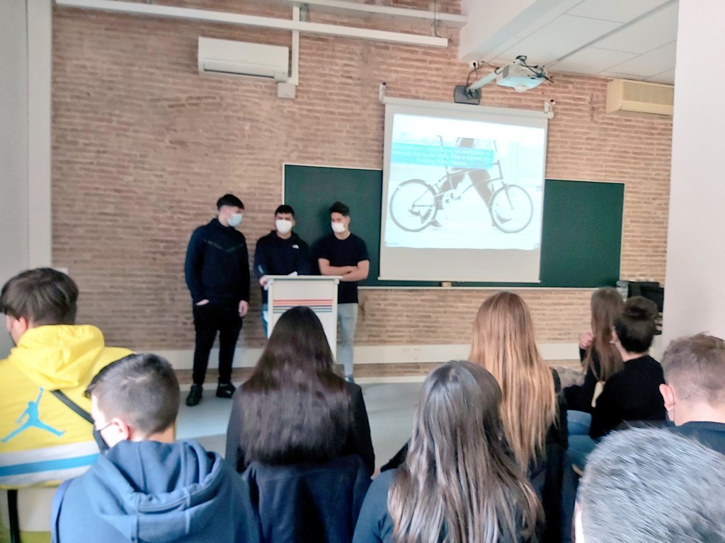 ToniDiazPlana's tweet photo. Gràcies mil a l'Òscar Alcaraz de #FoldingBikesHouse de part de l'equip docent i l'alumnat d'#ActivitatsComercials de @ce_politecnics per acompanyar-nos en el nostre segon #ABP del curs. Avui, presentació pública del #projecte.
@vellobike #AprenentatgeActiu #ABPolitècnics #HeyIRIS https://t.co/1rSWCDn38s