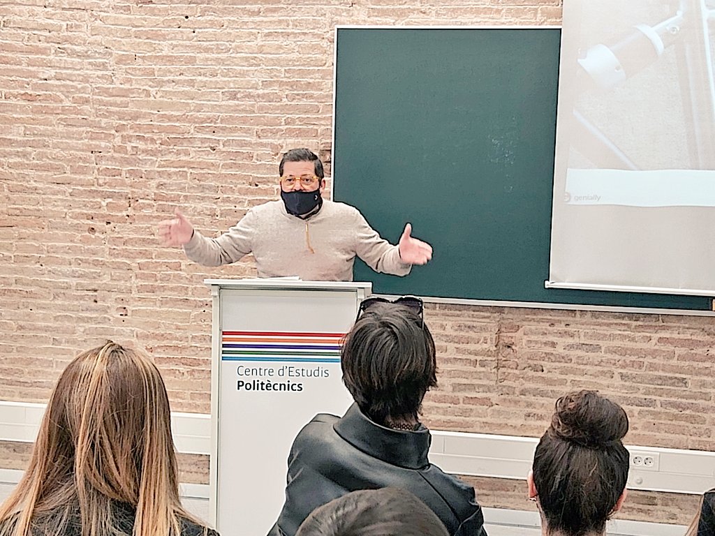 ToniDiazPlana's tweet photo. Gràcies mil a l'Òscar Alcaraz de #FoldingBikesHouse de part de l'equip docent i l'alumnat d'#ActivitatsComercials de @ce_politecnics per acompanyar-nos en el nostre segon #ABP del curs. Avui, presentació pública del #projecte.
@vellobike #AprenentatgeActiu #ABPolitècnics #HeyIRIS https://t.co/1rSWCDn38s