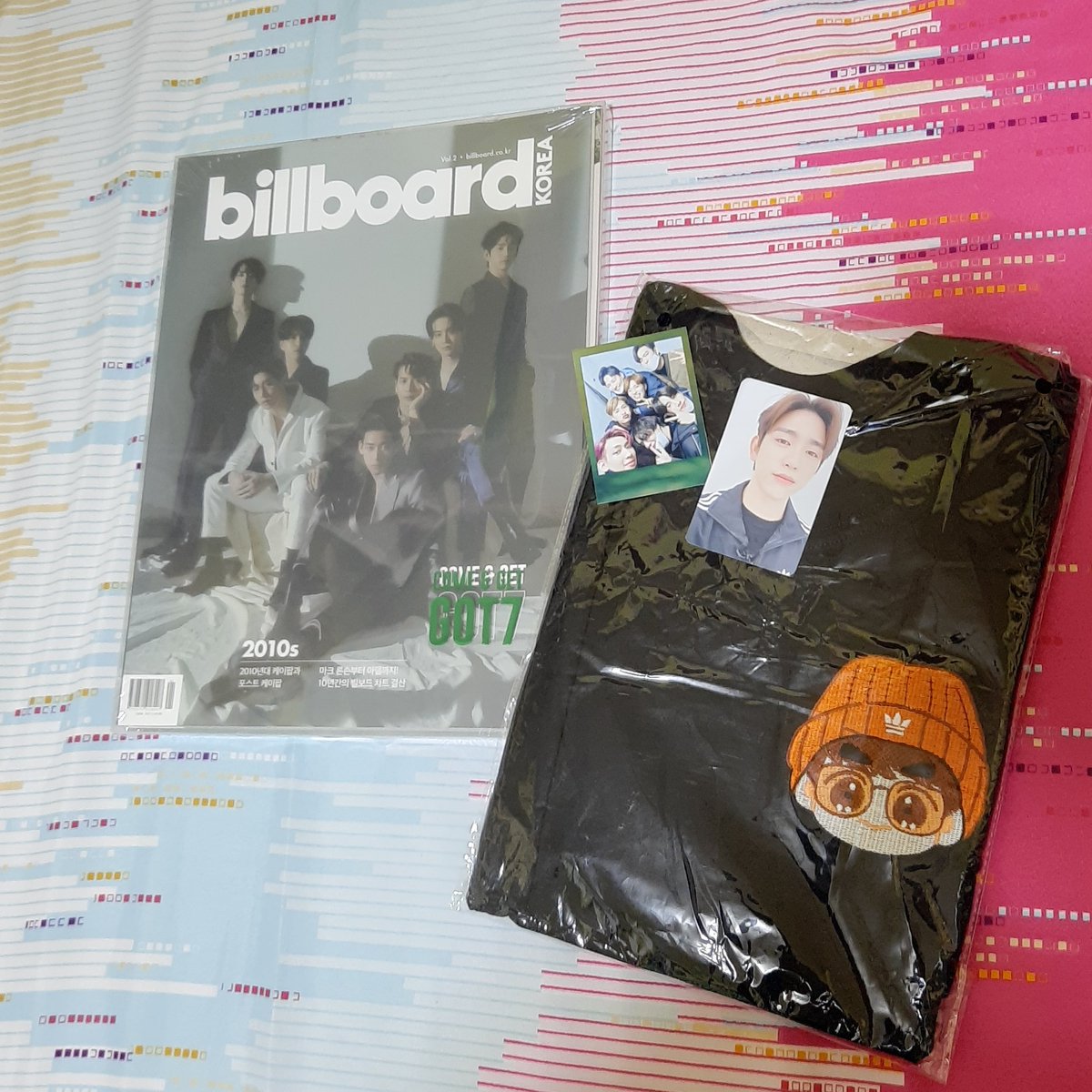hello_kaytee012's tweet photo. Thank you! @Kstuffph I did not expect na ganun kalaki yung magazine hahaha 😂😂 nilamon yung magazine rack 😅 parang need siya pagawan ng lagayan ahahaha .. yung shirt sakto po 😆💚🐥 #kstuff #got7 https://t.co/OlDESX93jB
