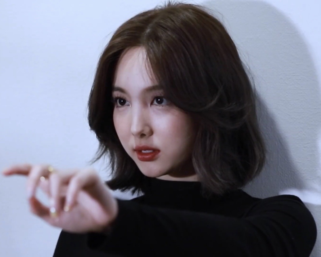 INYLOOK's tweet photo. i just think that nayeon https://t.co/9njSbZGddm