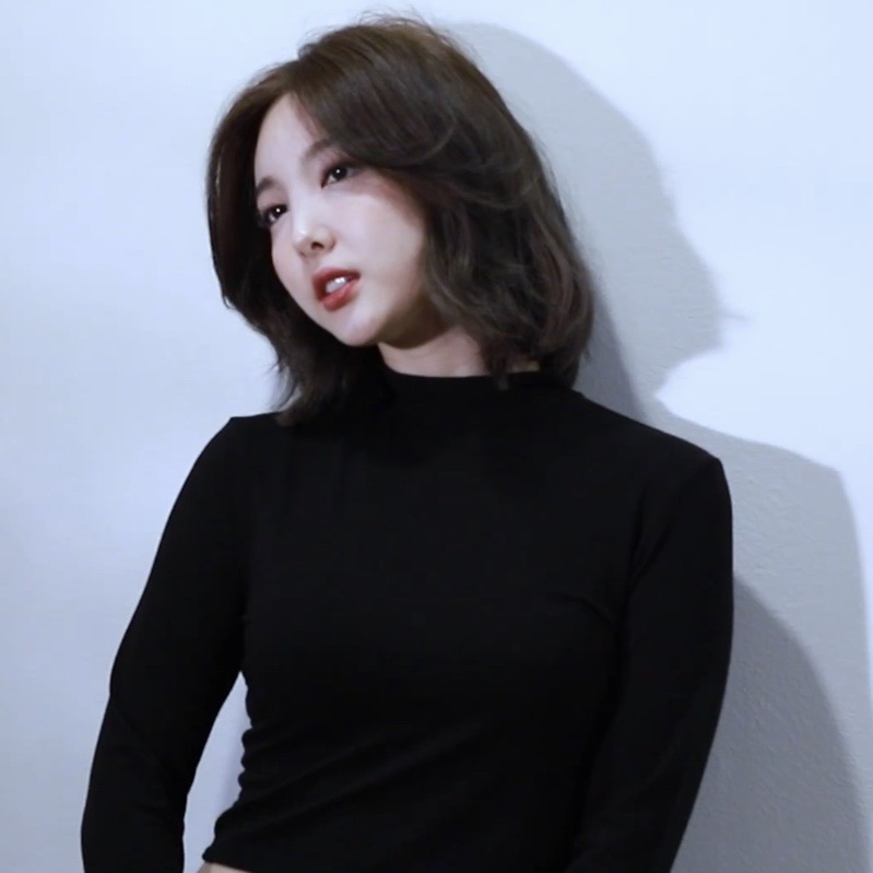 INYLOOK's tweet photo. i just think that nayeon https://t.co/9njSbZGddm