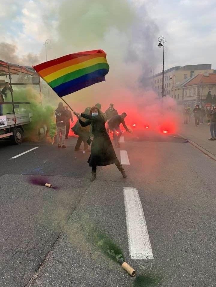 ulakmehmet06's tweet photo. Meydanları yakacağız
Barikatlar aşacağız
Gelecek nesiller için
Devrim yapacağız devrim

#GökkuşağımaDokunma
#LGBTİHaklarıİnsanHakları https://t.co/bEavgYCdbc