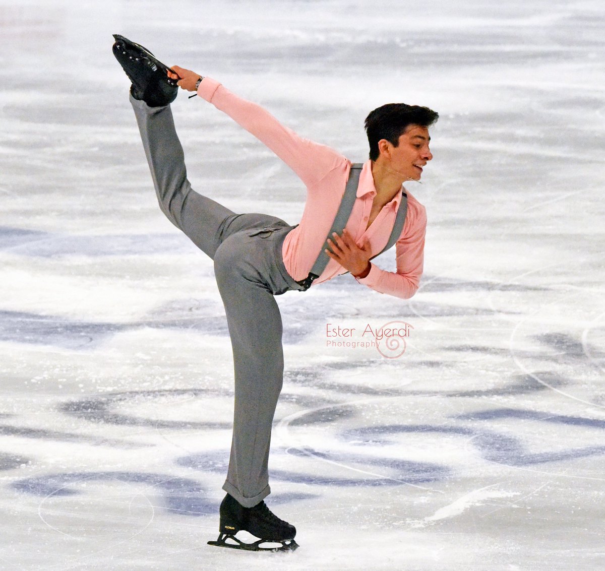 Hieloespanol's tweet photo. ¡Donovan Carrillo se clasifica para la final del mundial donde buscará la plaza olímpica! El patinador mexicano hizo un gran programa corto con 3axel, 3lutz+3toe y 3flip Tanto las tres piruetas, como la secuencia de pasos, fueron de nivel 4. Puntuación: 73,91 (23º puesto) https://t.co/zbzpc2WLuz