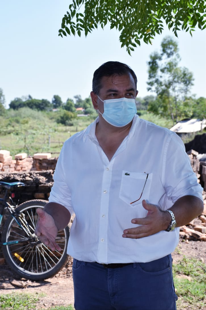 carlos_arrechea's tweet photo. Acompañado del Intendente @michelfloresf, realizamos la entrega de aporte a la Asociación de Oleros de Villa Florida

Se trata de 60 familias del distrito que se dedican a la fabricación de ladrillos, que gracias a esta ayuda podrán contar con nuevas herramientas para su trabajo https://t.co/o0eOeGss5m